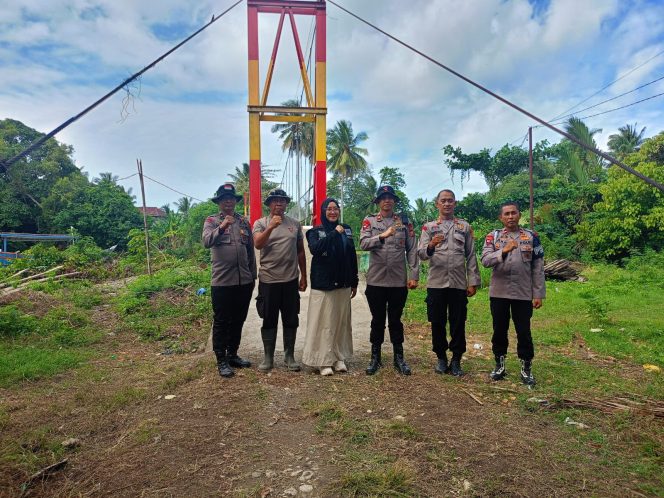 
 ‎Kapolsek Awangpone Hadiri Penutupan dan Penarikan Personel Brimob Usai Rehabilitasi Jembatan Gantung di Desa Kading