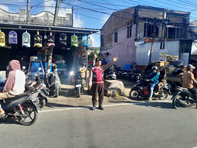 
 Personil Polsek Ulaweng Lakukan Giat Pengaturan di Pasar Tradisional Tacipi