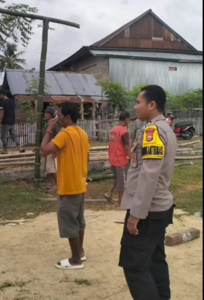 
 Bhabinkamtibmas Polsek Ajangale Gotong Royong Bersama Warga Bangun Lapangan Voli Desa