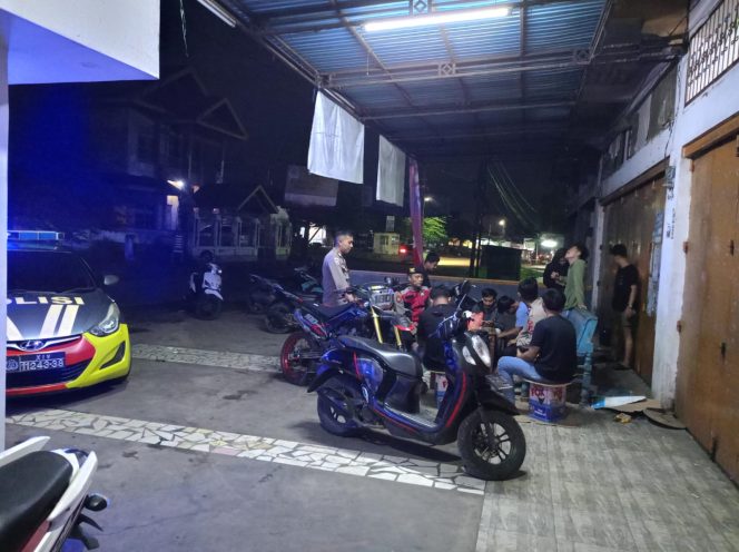 
 ‎Patroli Biru Polsek Awangpone Jaga Kondusifitas Kamtibmas Malam Hari