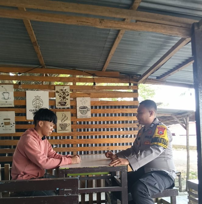 
 Bhabinkamtibmas Sambangi Warga, Sampaikan Pesan Kamtibmas