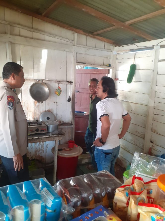 
 Kanit Reskrim dan Ka SPKT Polsek Ulaweng Datangi TKP Pencurian Rokok