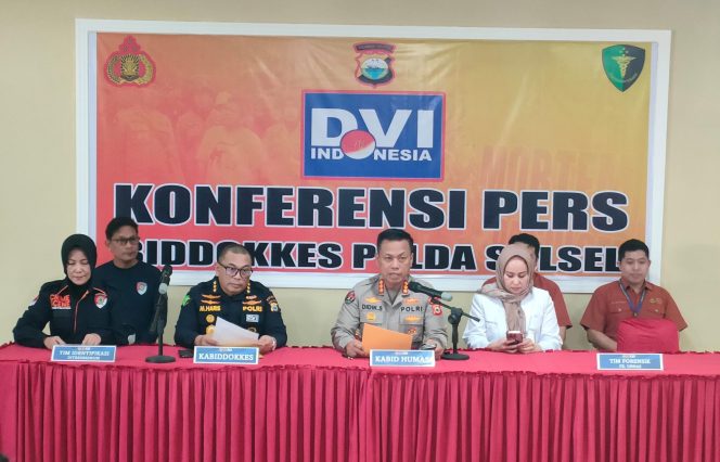 
 Konferensi Pers Biddokkes Polda Sulsel Terkait Penanganan Laka Laut KM Nurul Salsa di Perairan Selayar