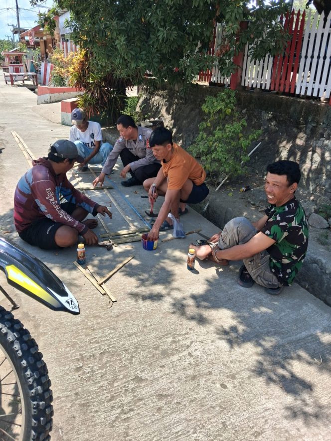 
 Bhabinkamtibmas Gotong Royong Bersama Warga Perkuat Kebersamaan dan Kepedulian Lingkungan