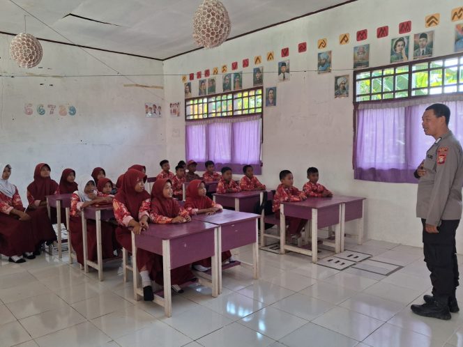 
 Bhabinkamtibmas Berikan Edukasi Kamtibmas kepada Siswa di Sekolah Dasar