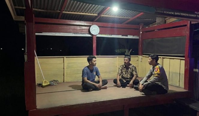 
 Sambangi Pos Kamling, Bhabinkamtibmas Pastikan Kamtibmas Tetap Terjaga