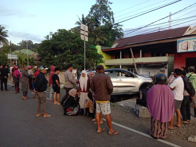 
 Polsek Ulaweng Datangi dan Tangani TKP Laka Lantas Sepeda Motor vs Mobil