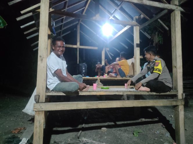 
 Bhabinkamtibmas Pererat Silaturahmi Melalui Sambang Malam dan Dialog Kamtibmas