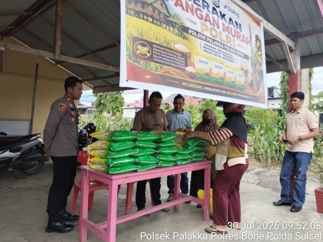
 Penjualan Beras Pangan Murah di Halaman Mapolsek Palakka Bantu Ringankan Beban Masyarakat