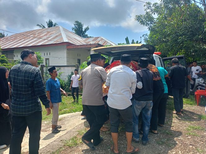 
 ‎Kepedulian Bhabinkamtibmas, Aiptu Jamil Gotong Royong Mengantar Almarhum Sekdes Kading ke Tempat Peristirahatan Terakhir