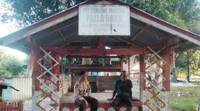 
 ‎Sambangi Pos Satkamling, Bhabinkamtibmas Polsek Cenrana Berikan Pembinaan Kepada Warga