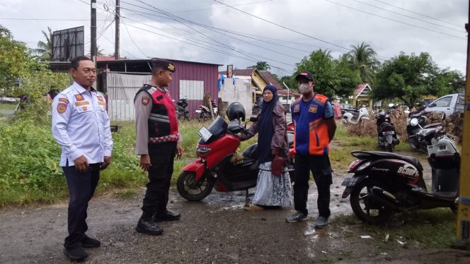 
 Kanit Sabhara Polsek Tonra ,  Berikan Pesan Kamtibmas Pada Saat Kunjugan Pam Jalur ,Polsek Tonra Polres Bone