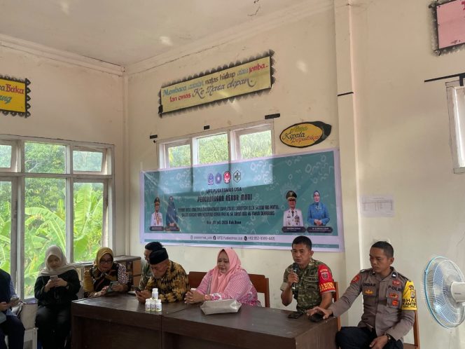 
 ‎Bhabinkamtibmas Hadiri Pencanangan Rekor MURI oleh Puskesmas Usa