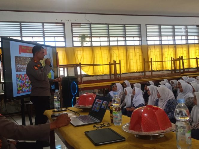 
 GIAT KAPOLSEK TONRA SELAKU PEMATERI DALAM GIAT MPLS DI SMA NEGERI 10  BONE DI DESA BULU BULU KECAMATAN TONRA
