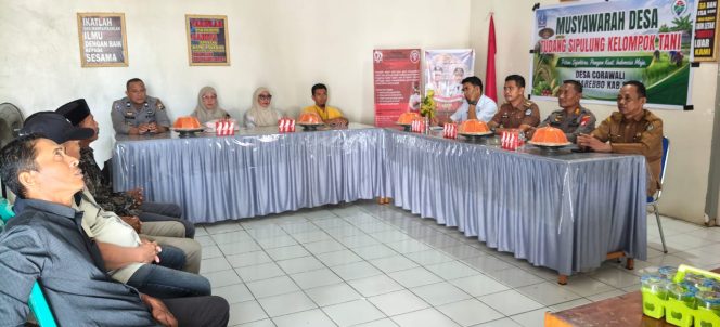 
 Kapolsek Barebbo Hadiri Musyawarah Desa Tudang Sipulung Kelompok Tani di Desa Corawali