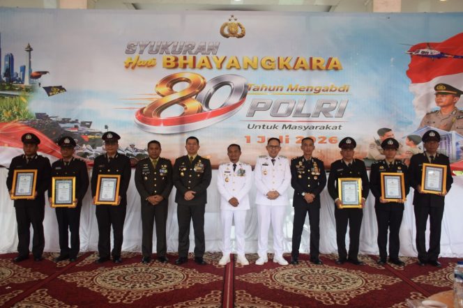 
 Kado Terindah Hari Bhayangkara ke-80, Dua Bhabinkamtibmas Polsek Barebbo Raih Penghargaan Bergengsi Tingkat Polres Bone