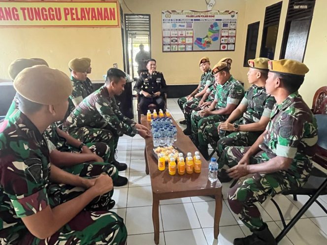 
 Yon Armed Kawali Lappacenrana Beri Kejutan HUT Bhayangkara ke-80, Pererat Sinergitas TNI-Polri di Mapolsek Lappariaja