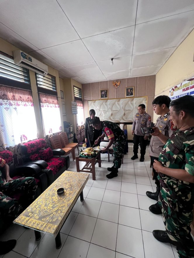 
 Sinergitas TNI-Polri, Koramil 1407-08 Lamuru Berikan Surprise HUT Bhayangkara ke-80 kepada Polsek Lamuru