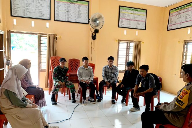 
 Bhabinkamtibmas Aipda Samsu Alam Laksanakan Patroli Dialogis Bersama Mahasiswa Praktek Lapangan, Ajak Generasi Muda Perangi Narkoba