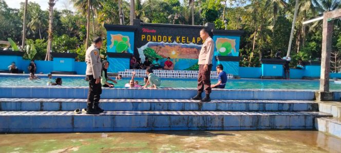 
 Patroli Wisata, Personel Polsek Barebbo Imbau Pengunjung Utamakan Keselamatan di Permandian Pondok Kelapa