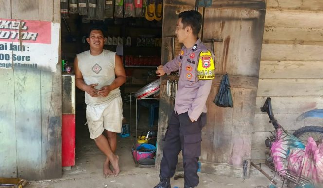
 Bhabinkamtibmas Polsek Barebbo Intensif Sambang Warga, Ingatkan Kewaspadaan Terhadap Aksi Pencurian