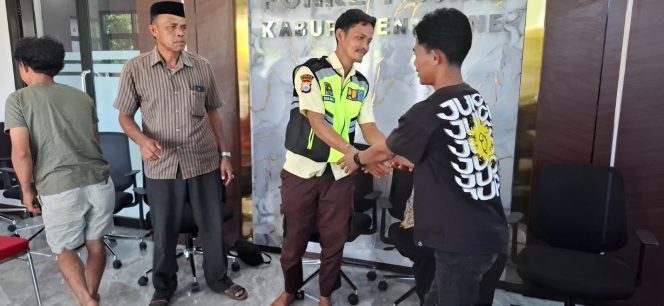 
 Bhabinkamtibmas Hadiri Mediasi Penyelesaian Kesalahpahaman antara Security Bendungan Ponre-Ponre dan Pemuda Desa Ponre-Ponre
