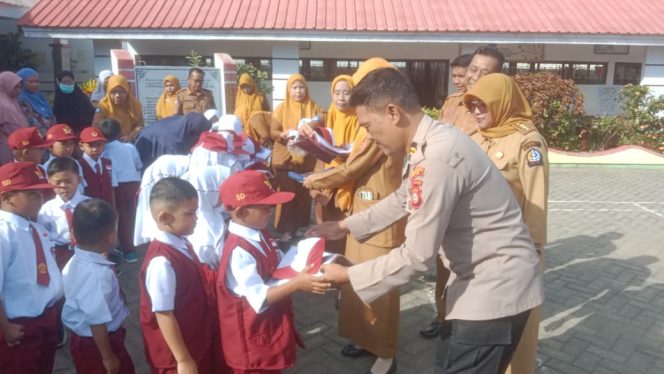 
 Wujud Kepedulian Pendidikan, Wakapolsek Salomekko Bersama Forkopincam Salurkan Seragam Gratis Beramal di SDN 256 Malimongeng