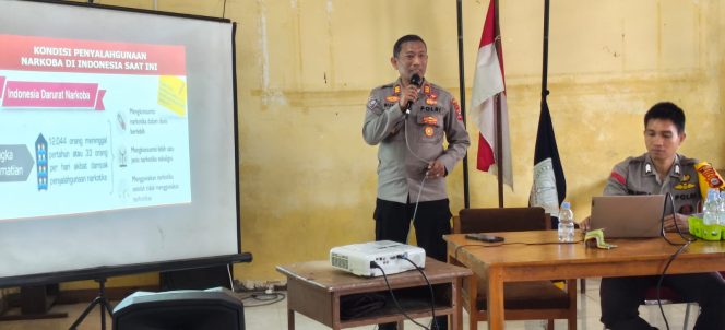 
 Kapolsek Barebbo Berikan Penyuluhan Bahaya Narkoba kepada Peserta MPLS SMPN 1 Barebbo