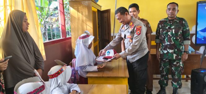 
 Program BERAMAL, Polsek Barebbo Bersama Forkopimcam Kawal Pembagian Seragam Sekolah Gratis Secara Serentak