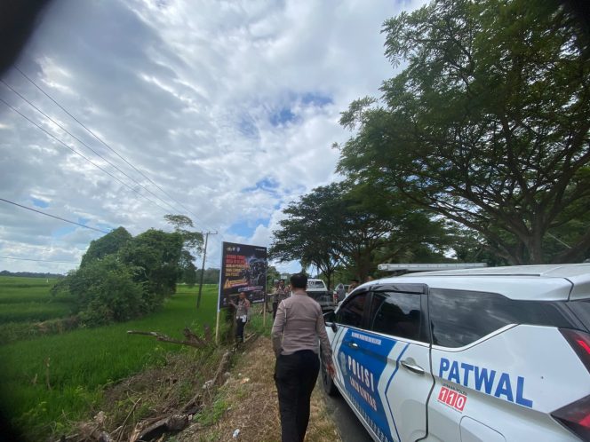 
 Satlantas Polres Bone Pasang Spanduk Imbauan di Titik Rawan Kecelakaan