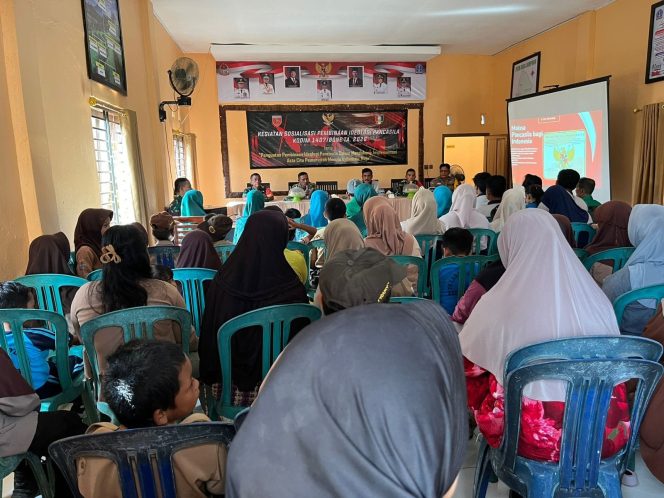 
 Bhabinkamtibmas Polsek Barebbo Hadiri Sosialisasi Pembinaan Ideologi Pancasila di Desa Lampoko