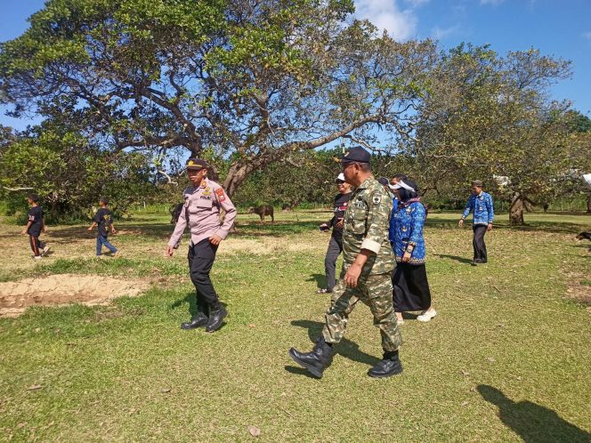 
 Dukung Sarana Olahraga Masyarakat, Kapolsek Salomekko Bersama Forkopincam Kawal Pembebasan dan Pengukuran Lahan Lapangan Sepak Bola