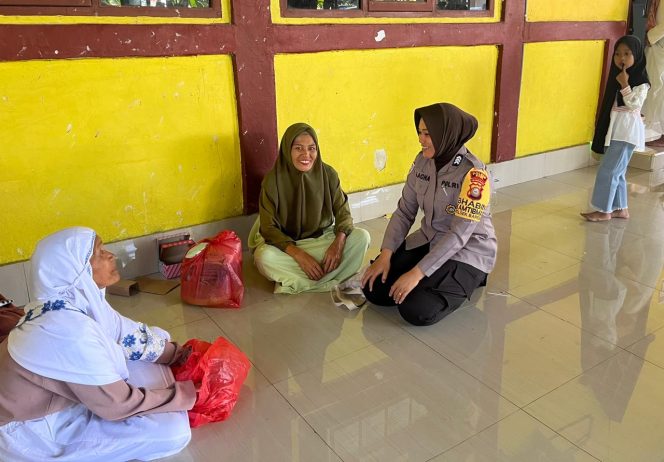 
 Bhabinkamtibmas Polsek Barebbo Laksanakan DDS/Sambang di Desa Samaelo, Pererat Kedekatan dengan Warga