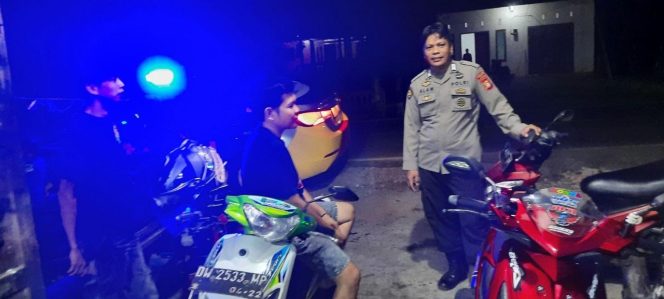 
 LAKSANAKAN SAMBANG DAN PATROLI MALAM ANTISIPASI BALAP LIAR DI DESA LAMPOKO ITULAH CARA BHBAINKAMTIBMAS