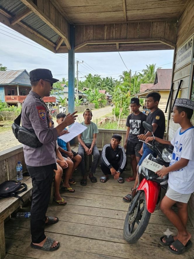 
 Bhabinkamtibmas Polsek Barebbo Sambangi Remaja, Ajak Jaga Kamtibmas dan Hindari Balapan Liar
