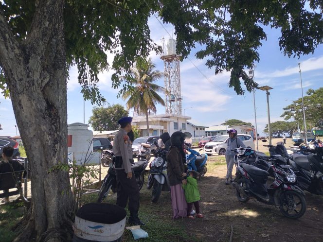 
 Anggota Satpolairud Polres Bone Selalu Hadir Setiap Aktivitas Penyeberangan Di Dermaga Pelabuhan Dan Sampaikan Pesan Kamtibmas