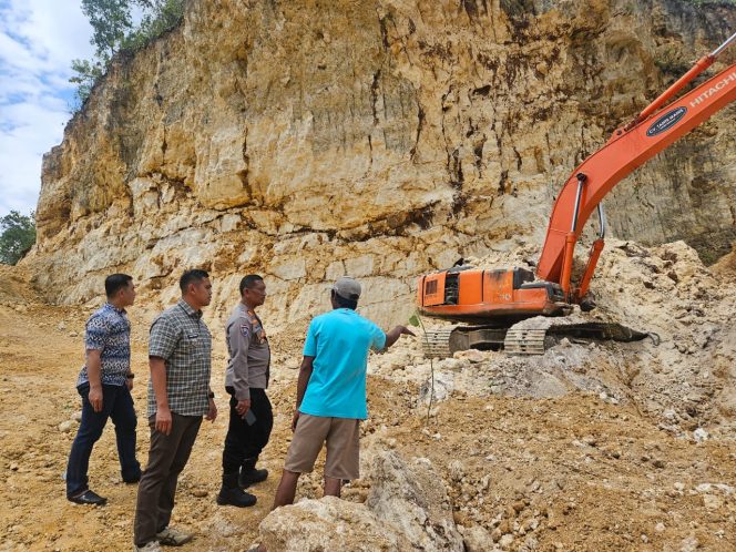 
 Kapolsek Barebbo Bersama Unsur Tripika Tinjau Lokasi Kecelakaan Kerja di Tambang Galian C Desa Lampoko