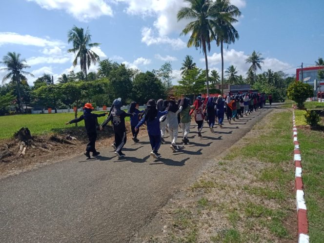 
 Kapolsek Libureng Hadiri Panen Perdana Jagung NK Perkasa Sakti di Desa Ponre-Ponre