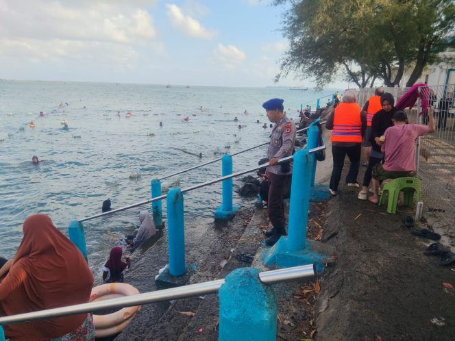 
 Beri Rasa Aman, Anggota Piket Satpolairud Polres Bone Lakukan Pengawasan Aktivitas Renang Di Pelabuhan Rakyat Bajoe