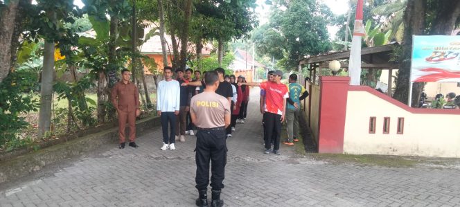 
 Kapolsek Barebbo Pantau dan Latih Peserta Gerak Jalan Sambut HUT ke-81 Kemerdekaan RI