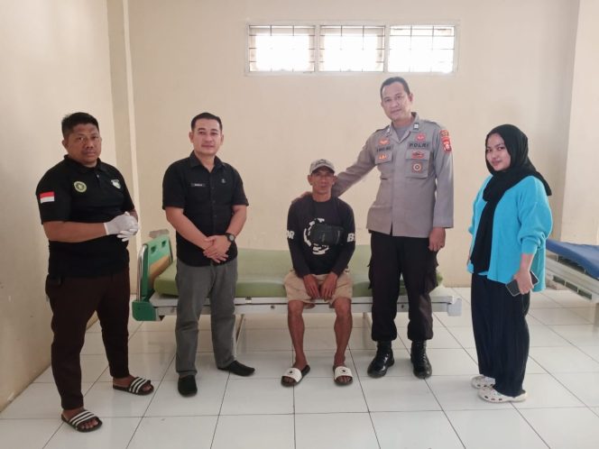 
 Polsek Barebbo Kawal ODGJ ke RSU Tenriawaru Watampone untuk Mendapatkan Penanganan Medis