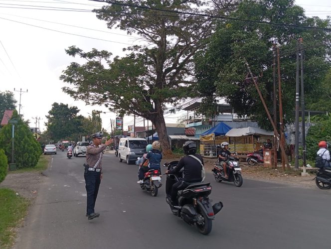 
 Polri Hadir di Tengah Aktivitas Pagi, Pengaturan Lalu Lintas Demi Kenyamanan Masyarakat