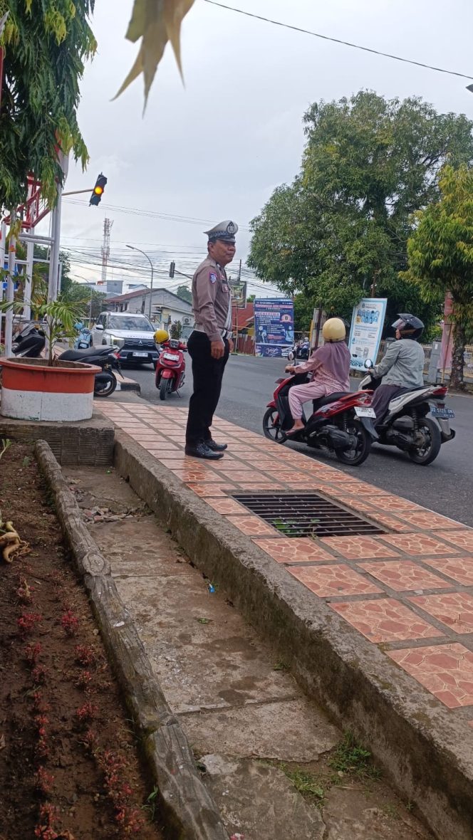 
 Pengaturan Arus Lalu Lintas, Wujud Pelayanan Prima Polsek Tanete Riattang kepada Masyarakat