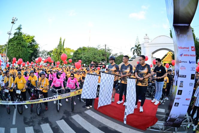 
 Ribuan Peserta Padati Watampone, Bhayangkara Beramal Fun Bike Polres Bone Meriahkan Hari Bhayangkara ke-80
