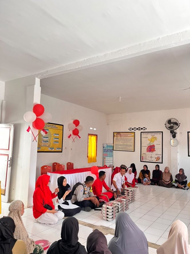 
 Kompak Bersama Pemerintah Kelurahan, Bhabinkamtibmas Kawal Penyaluran MBG di Waetuwo