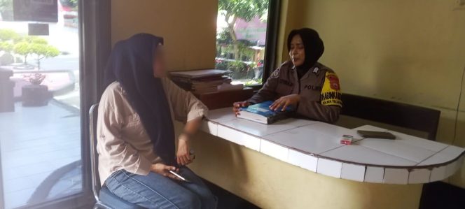 
 Polwan Polsek Tellu Siattinge Tingkatkan Pelayanan Administrasi Pengaduan Warga Melalui Pendekatan Humanis