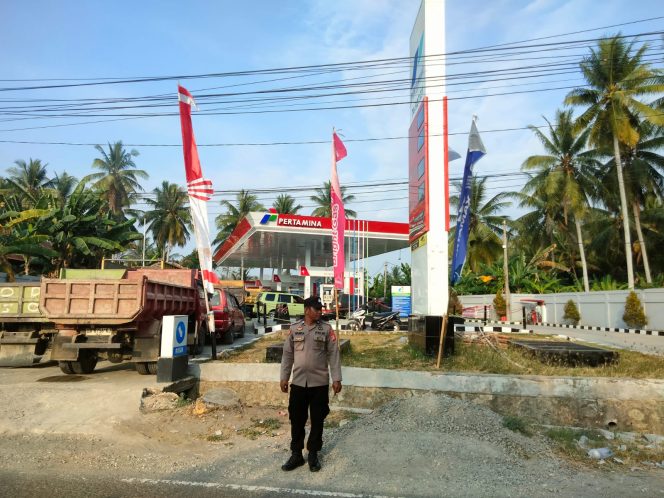
 Aiptu Hamka Lakukan Pengaturan di Depan SPBU Tokaseng Untuk Memastikan Kelancaran Arus Lalu Lintas