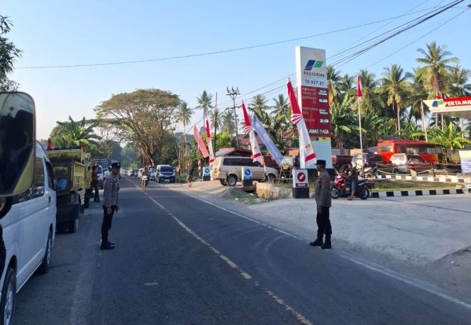 
 Polsek Tellu Siattinge Terjunkan Personilnya Lakukan Pengamanan di SPBU Tokaseng