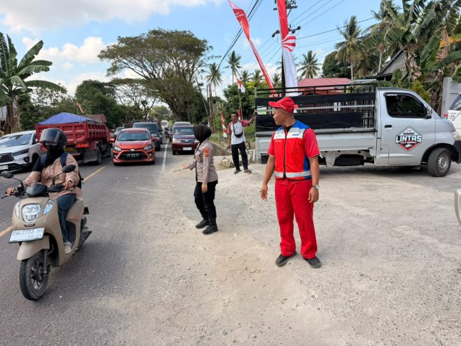 
 Ibu Bhabin Beraksi, Melakukan Pengaturan Arus Lalu Lintas Demi Cegah Kemacetan di Jalan Raya