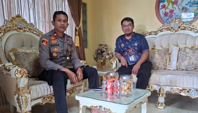 
 Menjaga Kamtibmas, Kapolsek Tellu Siattinge Sambang dan Berdialog Bersama Kepala Desa Palongki